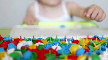Çocuk motor becerileri geliştirme bir oyun oynar, çocuklar için geliştirme düşünme tasarımcı çok renkli mozaik toplamak, renkler öğrenmek, oynamak