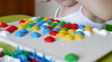 Çocuk hareketliliği yakalanma oyun çalış, çocuklar, düşünme, geliştirme öğrenmek için renkleri, beyaz arka plan, eğitim bir tasarımcı çok renkli mozaik toplamak