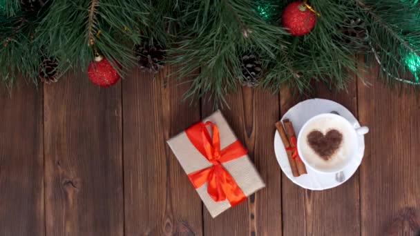 Dřevěný vánoční pozadí s vánoční koule různých barev a vánoční stromeček, šálek kávy a novoroční dárek, místo pro nápis, novoroční svátky