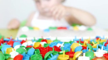 Çocuk motor becerileri geliştirme bir oyun oynar, toplamak çocuklar, düşünme, geliştirilmesi için bir tasarımcı çok renkli mozaik renkleri, yakın çekim öğrenmek