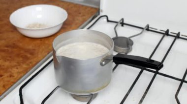 Yulaf ezmesi, bir kadın heyecan süt ile bir kaşık ve sonbahar uykuda yulaf ezmesi, yakın çekim, tahıl yemek, Kahvaltı