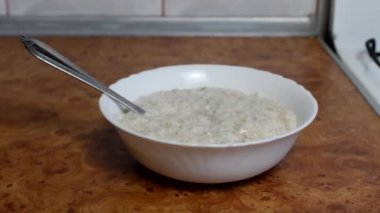 Yulaf ezmesi, bir kadın dökülen yemek şeker malt yulaf ezmesi, yakın çekim, Odaya Servis Kahvaltı