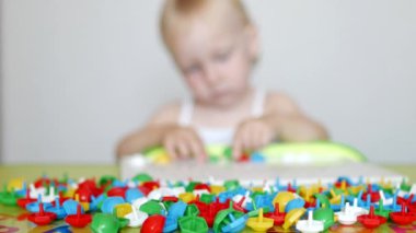 Çocuk motor becerileri geliştirme bir oyun oynar, toplamak çocuklar, düşünme, geliştirilmesi için bir tasarımcı çok renkli mozaik renkleri öğrenmek