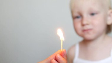 küçük kız darbeler kibriti, yakın çekim, yangın tehlikesi, çocuk ve yangın, beyaz