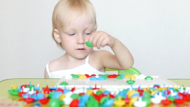 Una niña juega un juego, resuelve un mosaico multicolor que se desarrolla, desarrollando habilidades motoras y pensando en los niños, primer plano, educación, caucásico — Vídeos de Stock