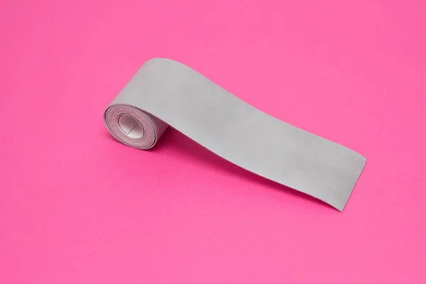 Cinta de plata para reflejar la luz sobre un fondo rosa, primer plano, visibilidad en la carretera, seguridad —  Fotos de Stock