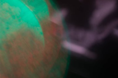 ufuk parlak ışık bulanık. Mercek parlaması. parlak noktalar. koyu arka plan, ışıltı