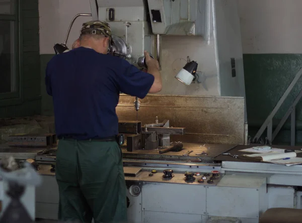 남자 전문 금속 가공, 소기업, 개인 워크숍, 벤치 드릴링 기계에 구멍을 드릴링 하는 맹 — 스톡 사진