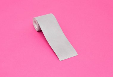 Işık yansıtacak şekilde bir pembe bir arka plan, yakın çekim, görünürlük road, Emanet, Şerit üzerinde gümüş teyp