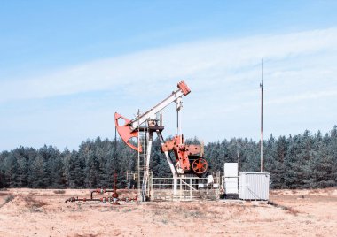 Petrol üretimi, orman, mavi gökyüzü, petrol çıkarımı arasında sahada petrol kuyusu standları