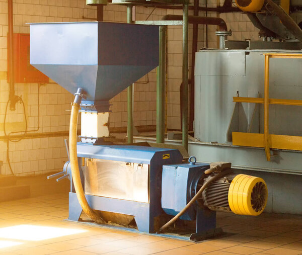 Цех по производству и переработке рапса, производству биотоплива, производству рапсового масла, рабочий цех с оборудованием, топливом, биодизелем
