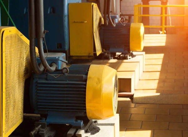 Deux grands moteurs électriques dans l'atelier de production, dans le contexte de la lumière du soleil, moteur électrique — Photo