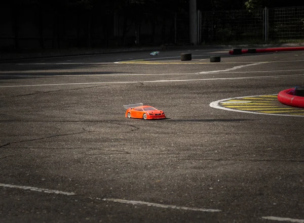 Las competiciones en el deporte de la radio de coche en la radio, el coche en la radio a alta velocidad conduce en una carretera de asfalto, Radio-controlado —  Fotos de Stock