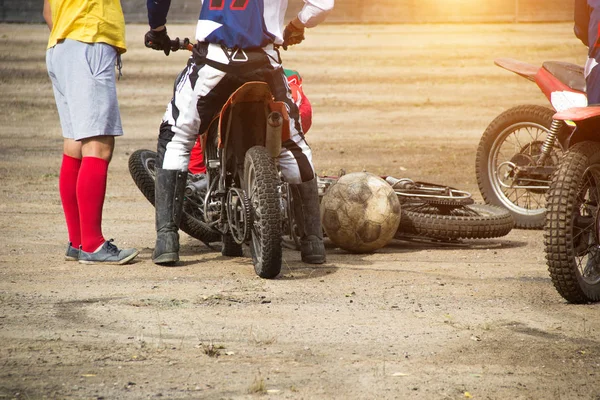 Wettbewerbe auf dem Motoball, Spieler kämpfen wütend um den Ball, spielen Fußball auf Motorrädern, Motorrädern — Stockfoto