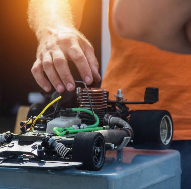 Yarışmalar araba radyo spor radyo, katılımcı arabasını yarışmalara katılmak için radyo hazırlar, micromotor, yakın çekim, güneş ayarlar