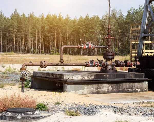 Équipements pour la production de pétrole et d'essence, grues et vannes bloquant l'approvisionnement en pétrole, oléoducs — Photo