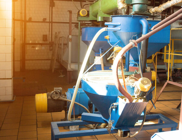 Цех по производству и переработке рапса, производству биотоплива, производству рапсового масла, рабочий цех с оборудованием, топливом, производством
