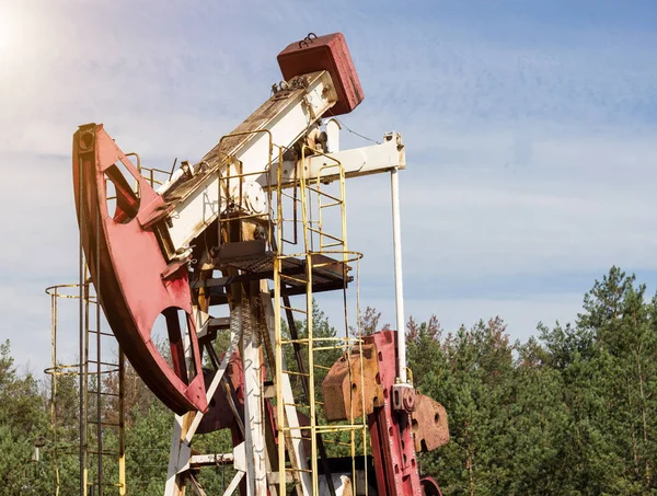 Gaz olej i benzyna dobrze przeciw błękitne niebo, zbliżenie, wydobywanie ropy naftowej, urządzenia — Zdjęcie stockowe
