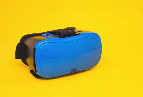 Gafas azules modernas de realidad virtual para smartphone y teléfono sobre fondo amarillo, primer plano, multimedia, videojuego —  Fotos de Stock