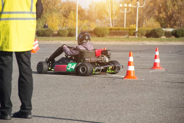 Compétitions de karting, le juge évalue et met des points aux participants à la compétition de karting, carting — Photo