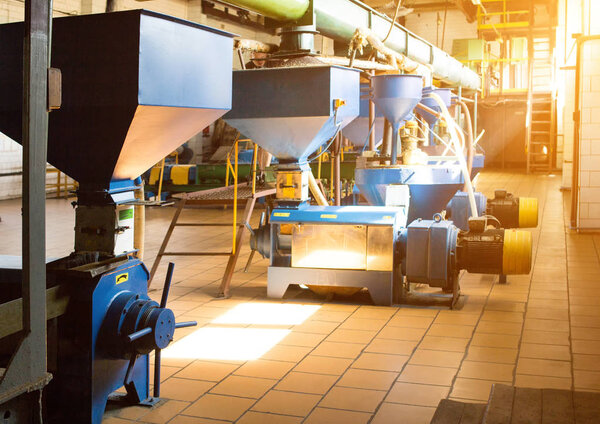 Цех по производству и переработке рапса, производству биотоплива, производству рапсового масла, рабочий цех с оборудованием, топливом, производством
