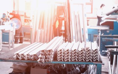 Üretim pvc pencere çerçeveleri ve pvc pencereler, işçi işçi atölye toplamak