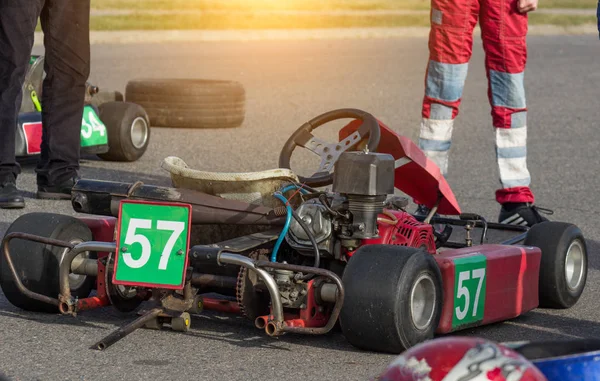 Os participantes personalizam e ajustam o kart para competições de karting, esportes automáticos, competições de karting, close-up — Fotografia de Stock