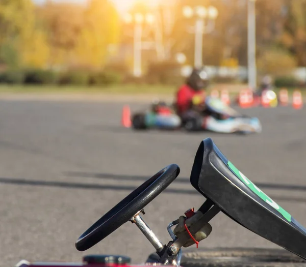 Concursos de karting, un participante de karting realiza maniobras de tiempo, carreras de motor, volante, aventura —  Fotos de Stock