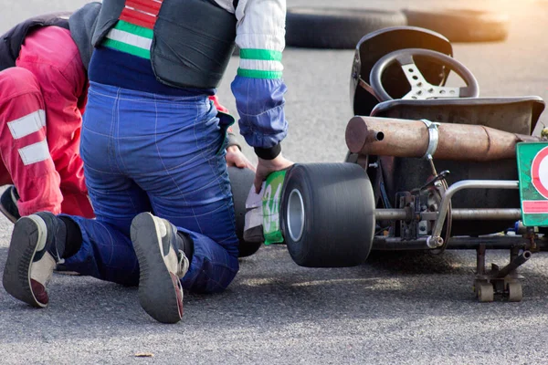 Os participantes personalizam e ajustam o kart para competições de karting, esportes automáticos, competições de karting, close-up — Fotografia de Stock