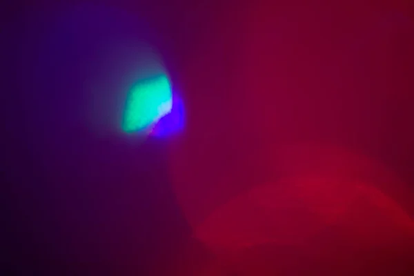 Explosão iluminada de luz multicolorida. efeitos de brilho da lente. fundo criativo — Fotografia de Stock