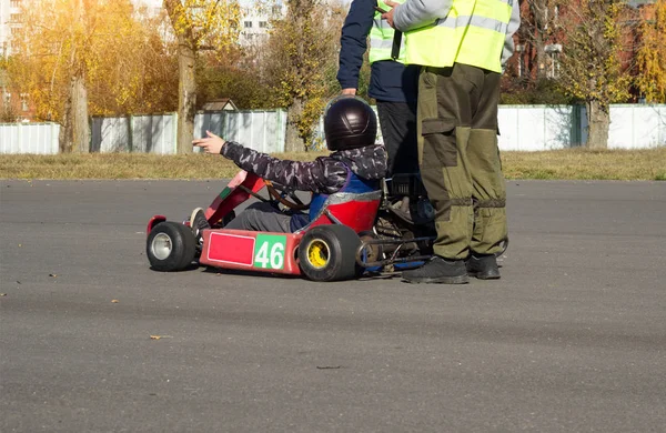 Competições de karting, um participante de karting realiza manobras de tempo, corridas de motor, motorista — Fotografia de Stock