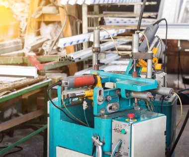 Üretim Pvc Pencere, Pvc Pencere, matkap plastik profilinde delikler yapmak için bir makine