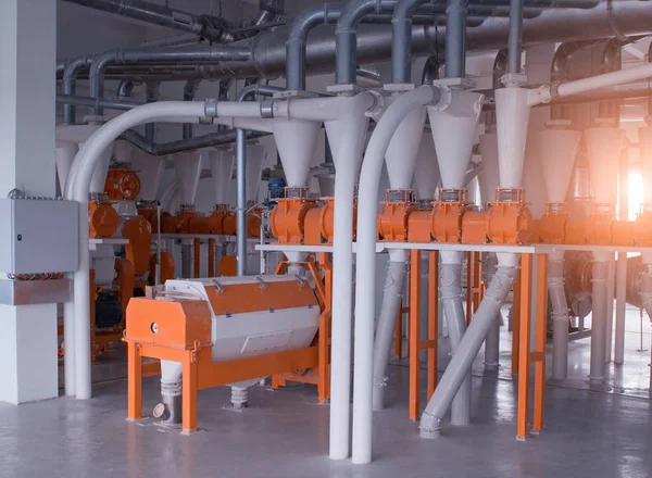 Atelier moderne à l'usine pour la production de farine alimentaire à partir de céréales, pain de production — Photo