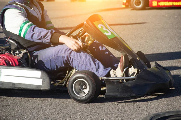 Kart-Wettbewerbe, der Teilnehmer sitzt in der Karte und wartet auf den Start des Wettbewerbs, Kartfahren, Autorennen — Stockfoto