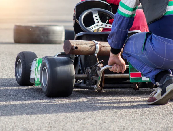 Los participantes personalizan y ajustan el kart para competiciones de karting, deportes automáticos, competiciones de karting, primer plano, afinación —  Fotos de Stock