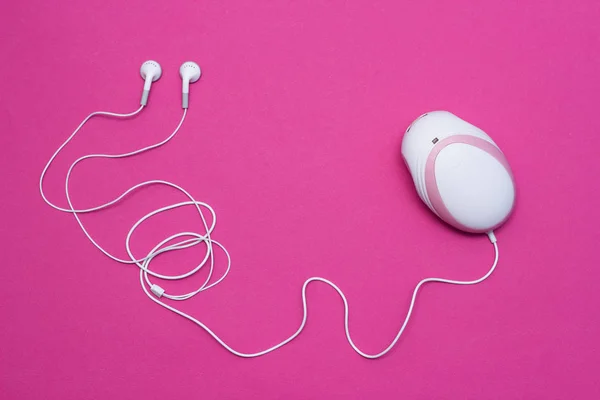 Doppler fetal con auriculares para escuchar el latido del corazón del bebé en mujeres embarazadas, primer plano, fondo rosa, instrumento —  Fotos de Stock