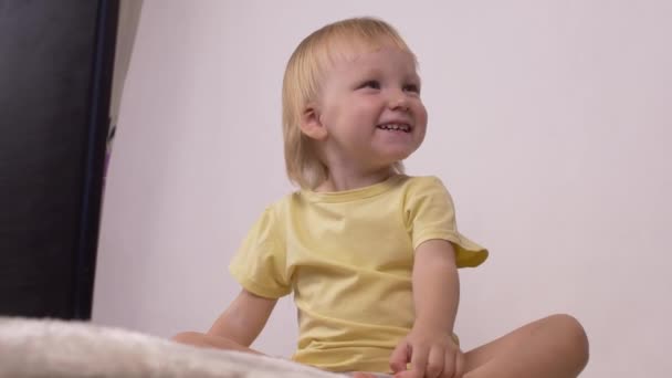 Dizüstü bilgisayar, kadın, çocukluk, gevşeme küçük beyaz kız sarışın görünüyor — Stok video