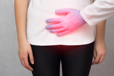 Medikal Ürünler bir doktor tarafından âdet ve ağrı, Karsinomu, yakın çekim, kadın hastalıkları ile sorunları var alt karın bir kız tutar