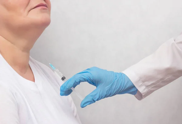 O médico faz a mulher perfurar a glândula tireóide para esclarecer o diagnóstico, câncer, espaço de cópia — Fotografia de Stock