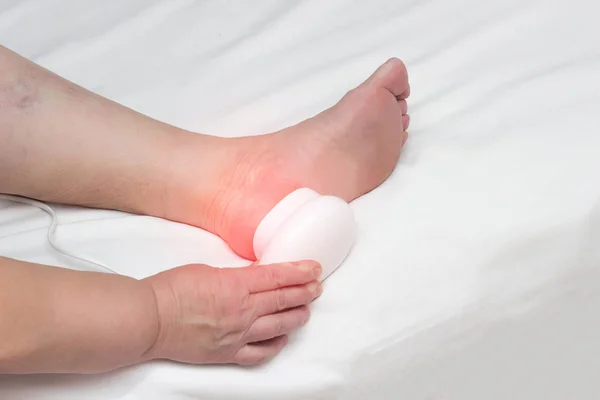 Behandeling van heel spurs met behulp van fysiotherapie, medische magneet, technologie, close-up, kopie ruimte, witte achtergrond — Stockfoto