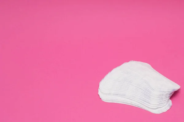 Kobiet codziennie podpaski na różowym tle, zbliżenie, miejsce, miesiączki — Zdjęcie stockowe