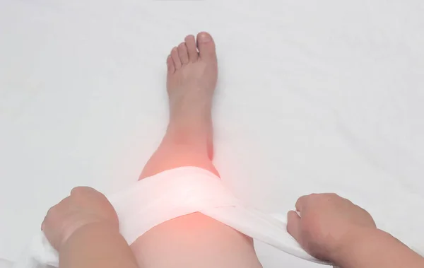 Pijnlijk kniegewricht waarop een vrouw bouwt een genezing comprimeren tegen pijn en ontsteking, close-up, kopie ruimte, trauma — Stockfoto