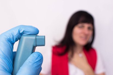 Doktor tutar astım inhaler salbutamol içinde belgili tanımlık geçmiş ile astım, bronchodilator ilaçlar, budesonide bunaltıcı bir kızdır
