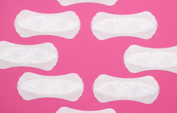 Υπόβαθρο των μαξιλαριών των γυναικών σε ροζ φόντο, αντίγραφο χώρου, γκρο πλαν, εμμηνόρροια, προστατευτικά — Φωτογραφία Αρχείου