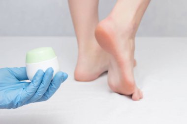 Doktor şifa topuk kremi, mantar ve kuru cilt, yakın çekim, beyaz arka plan, dermatit, karşı tıbbi tutar