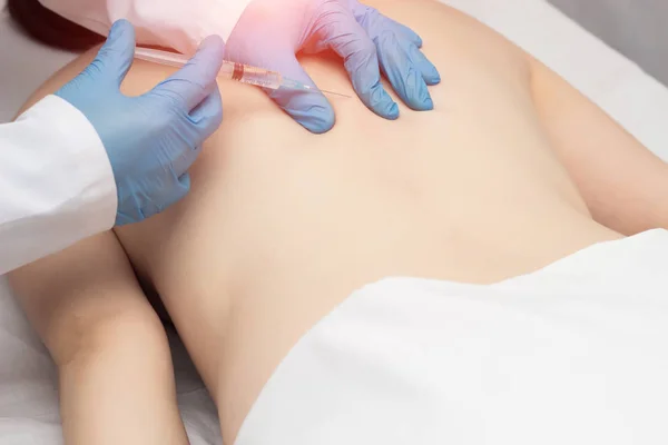 Doktor tetik nokta kas spazmı ve ağrı, bel ağrısı ortadan kaldırmak için hasta s arkadaki enjekte eder.