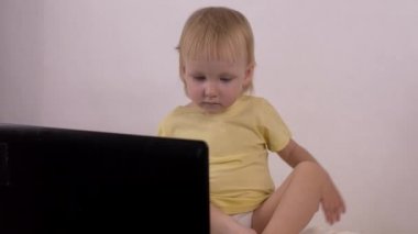 Küçük beyaz kız oynar ve bilgisayar laptop, duygular, 4 k ile çalış