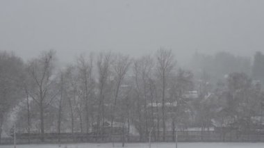 Şiddetli kar yağışı, bulutlu hava, blizzard arka plan üzerinde kış evler