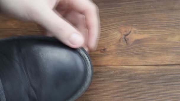 Roztrhané Pánská obuv, boty nízké kvality, jediný se odlepovat, výměna v záruce, detail — Stock video