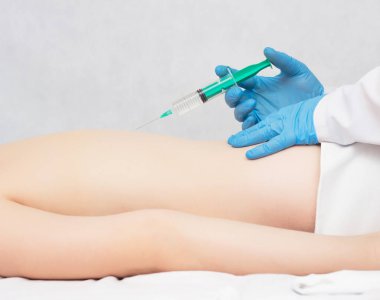 Doktor kız s arkadaki tetik nokta enjeksiyon, fibrozis ve sırt ağrısı tedavisi yapar spondiloz